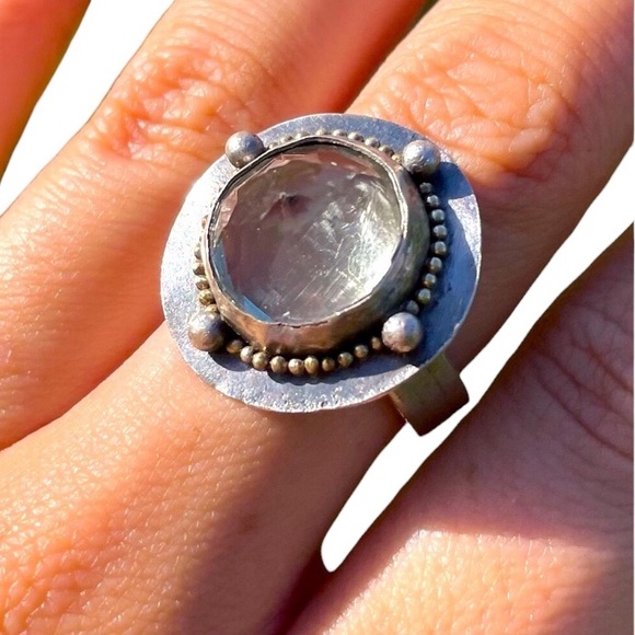 Artisan made on Maui  925 Faceted Pale green sapphire Dome Ring with 14k balls - Picture 5 of 7